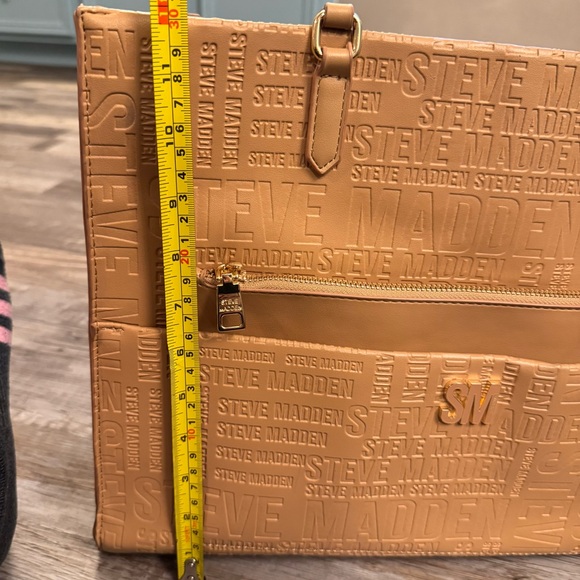 Steve Madden Large Logo Embossed Tote Tan Shoulder Bag Gold Hardware - Picture 10 of 12